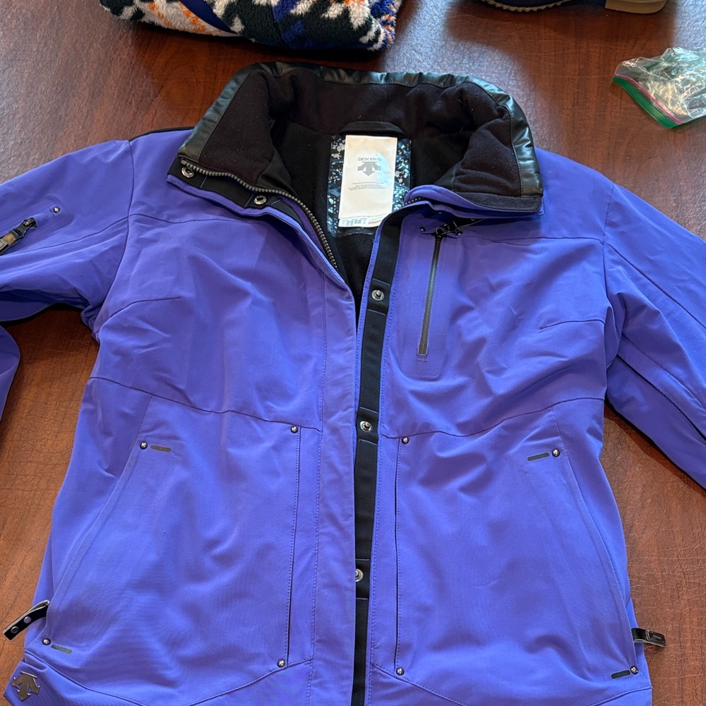 Descente periwinkle ski jacket with black trim. Size women’s 12. Lots of pockets